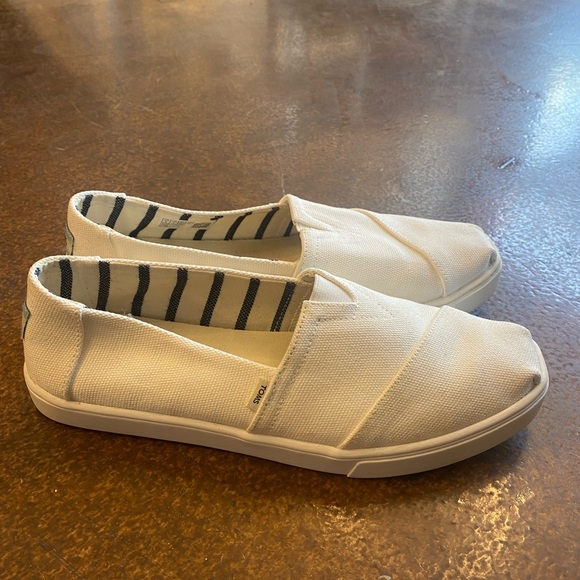 Toms Shoes - Tom’s Women’s Avalon Slip On Shoes in size 8 US Women’s